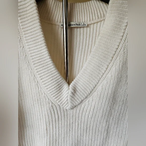 Abercrombie & Fitch White V-Neck Knit Sweater Vest Size Small - Picture 7 of 10